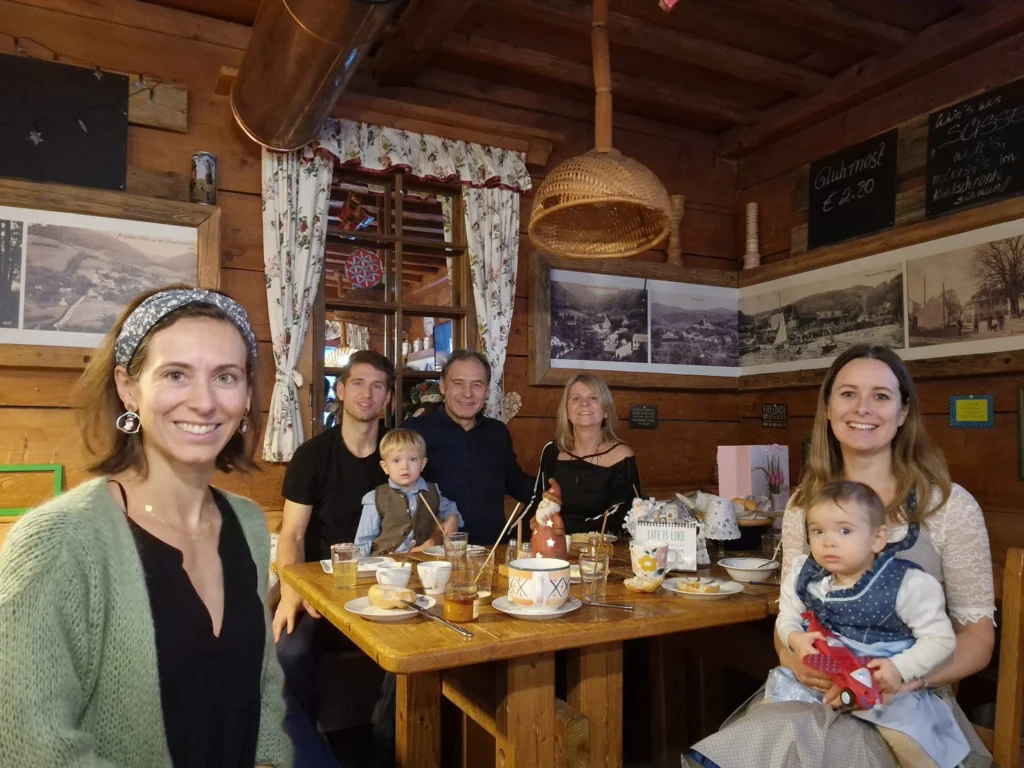 Die Familie Gruber vor dem Ferienhaus Kräuterhäusl in Puchenstuben