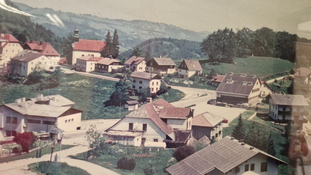 Historische Aufnahme von Puchenstuben: Blick über den Ort mit Kirche und den umliegenden Bergen