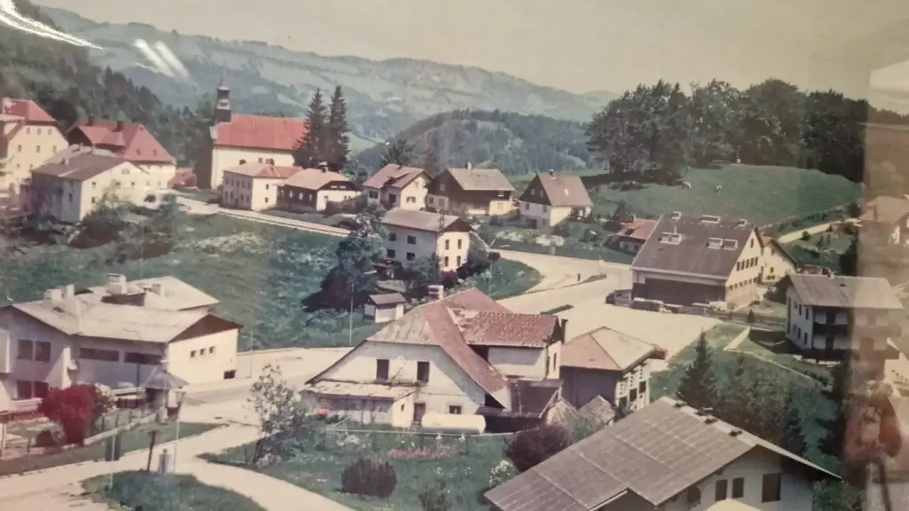Historische Aufnahme von Puchenstuben: Blick über den Ort mit Kirche und den umliegenden Bergen