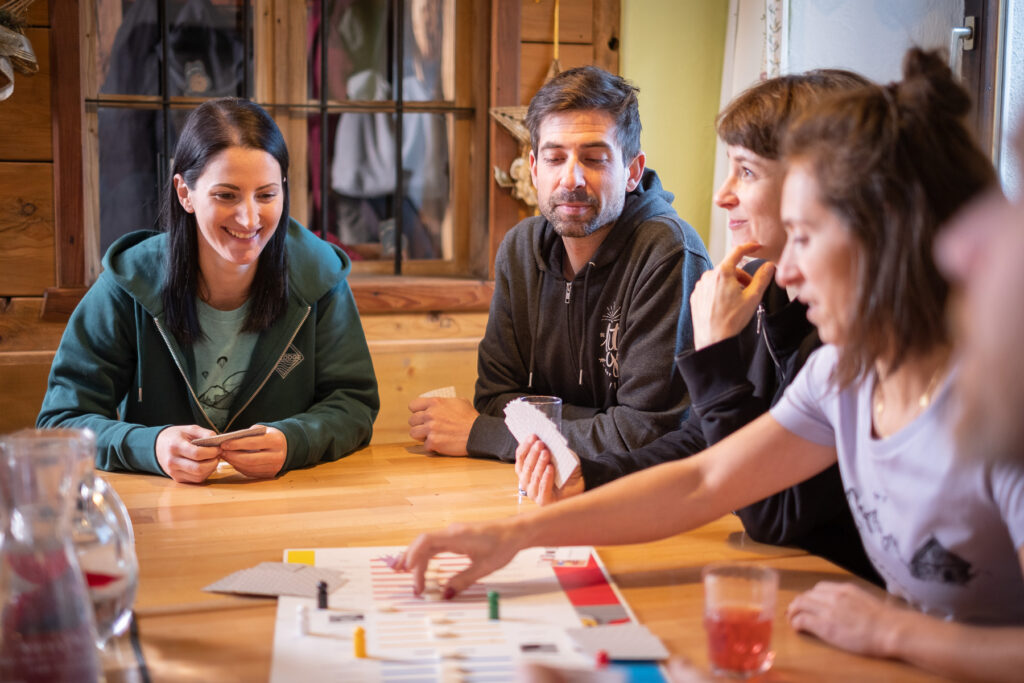 Gruppe beim Spielen in der Gaststube