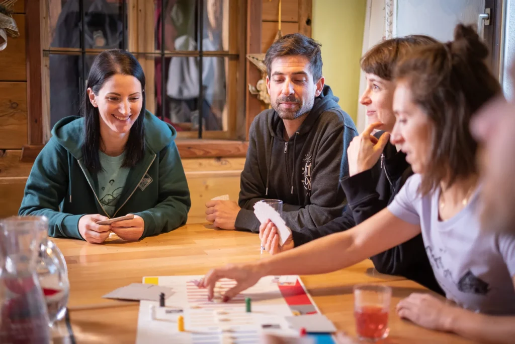 Gruppe beim Spielen in der Gaststube