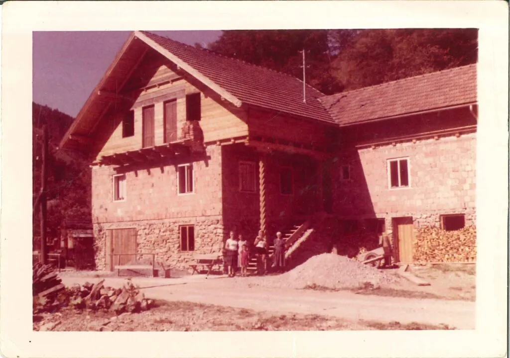 Anton und Paula Gruber beim Rohbau ihres Zweifamilienhauses in Schwarzenbach an der Pielach, 1960