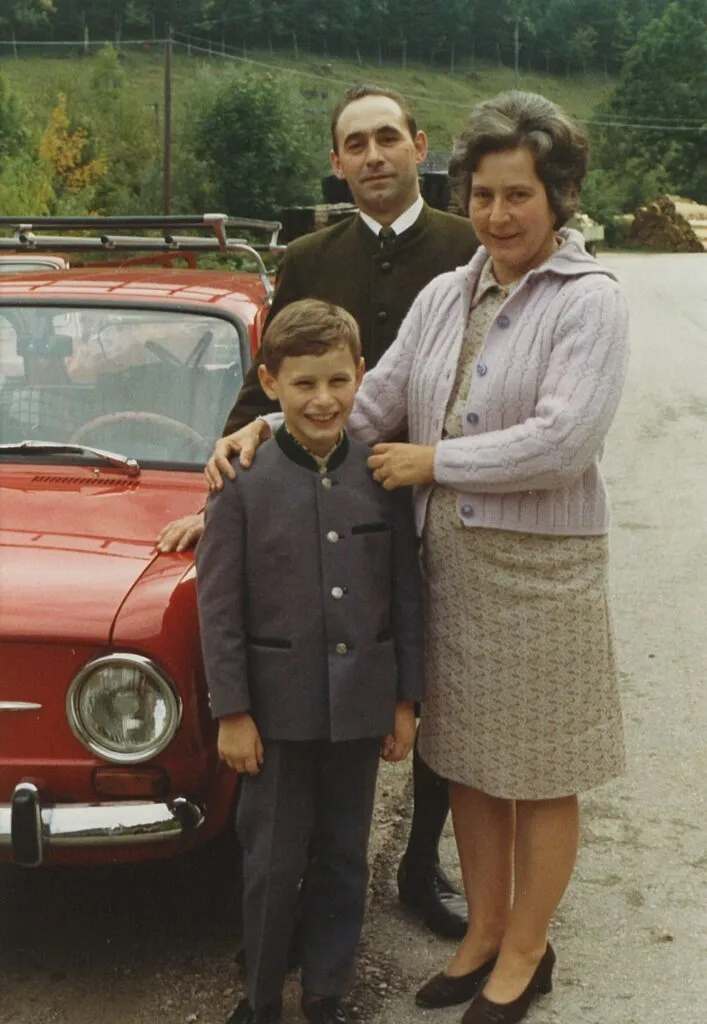Kurt Gruber als Kind mit seinen Eltern Anton und Paula, 1964