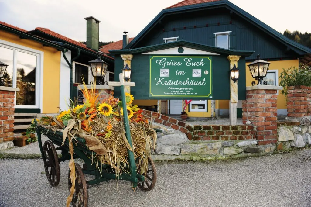 Gäste bei der Eröffnungsfeier des Kräuterhäusl im November 2006